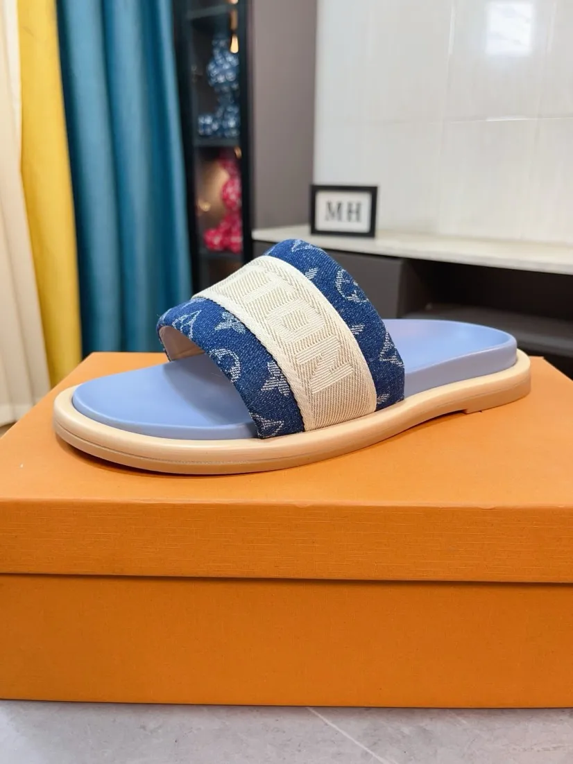 Ex-factory price 360🌹🌹 (lv-Louis Vuitton) New men's slippers, high-end boutique, exquisite embossed logo decoration on the upper, fine workmanship, super soft soles, casual, loose and comfortable, a must-have in summer! \nsize：38-44